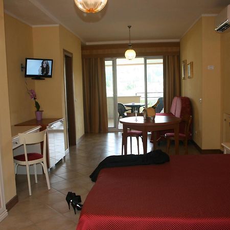 Residence Miralago Rooms & Apartments Manerba del Garda Eksteriør billede